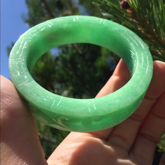 *SOLD* Apple Green Chinese Carved Jade Bangle - Picture 4 of 8